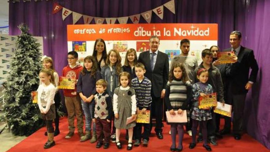 Los premiados en el certamen de dibujo en todas sus categorías recibieron ayer sus premios.