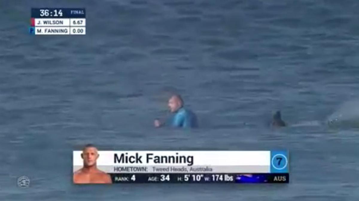 El tricampió Mick Fanning és atacat per un tauró durant el torneig J-BAY OPEN a Sud-àfrica.