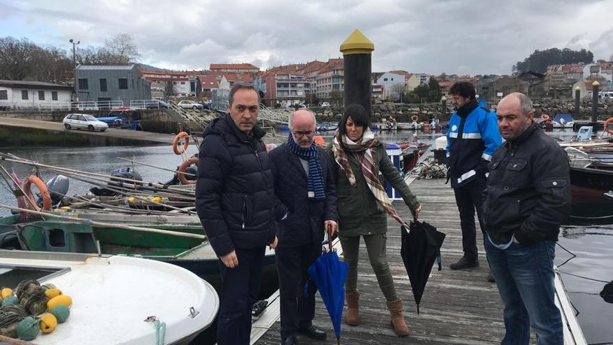 Agustín Reguera y José Juan Durám, ayer, en su visita al puerto de Arcade. / FdV