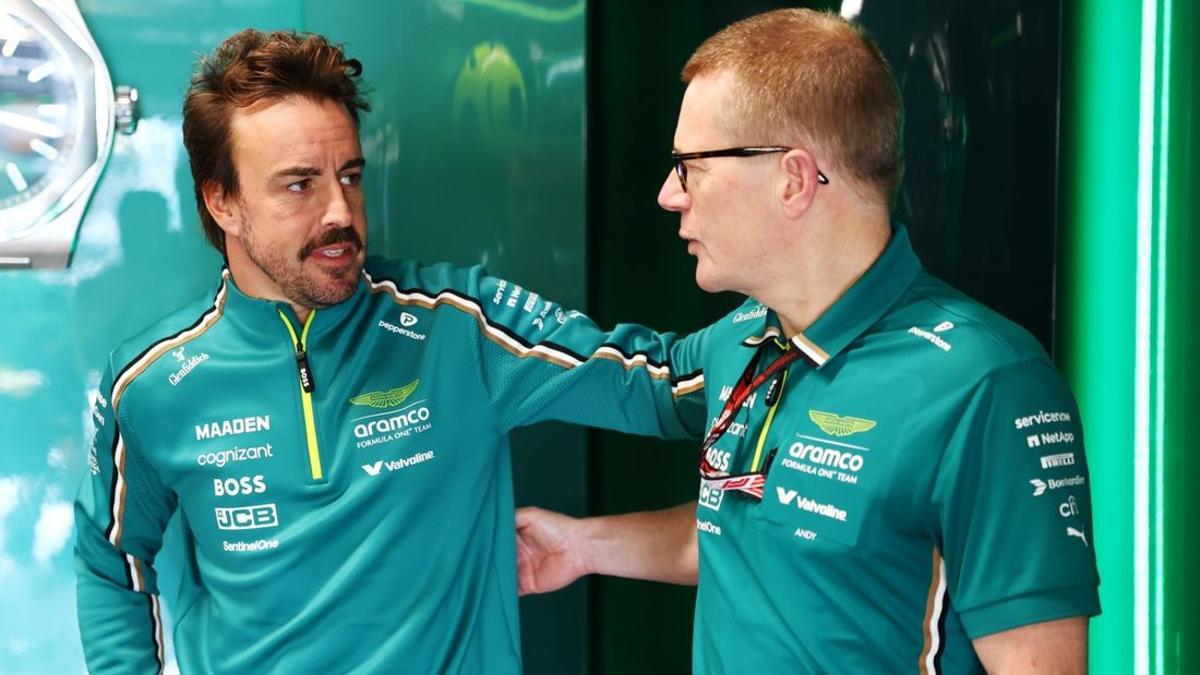 Fernando Alonso, junto a Andy Cowell en el box de Aston Martin