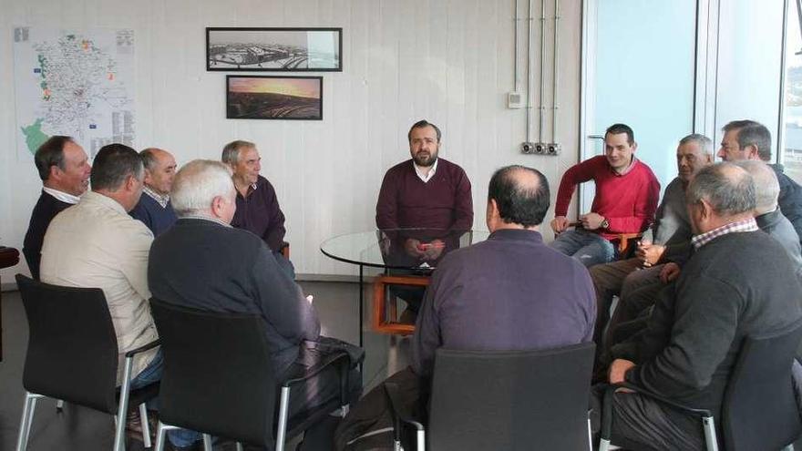 Reunión con los vecinos de Botos por la planta de neumáticos  |  El alcalde de Lalín recibió el pasado jueves a la delegación vecinal de Botos que visitó recientemente una planta de reciclaje de neumáticos en la provincia de León, la misma actividad que Racso proyecta implantar en el polígono de dicha parroquia. Los participantes mostraron sus opiniones y su preocupación por las dudas medioambientales que provoca su ubicación. Rafael Cuíña les aseguró que &quot;se van a seguir mirando con lupa todas las cuestiones relacionadas con este asunto&quot;, pues el Concello &quot;vela de manera primordial por el medio ambiente y los intereses vecinales&quot;. En este sentido, el gobierno ya transmitió esta misma semana su desacuerdo con la ubicación elegida por Racso en una nave de Botos, debido a las &quot;dudas medioambientales que suscita y que aún no han sido despejadas con la información y documentación existente&quot;, en la que se incluyen &quot;informes municipales ambiguos que no permiten dar un paso a este respecto&quot;. La principal preocupación radica en el riesgo en caso de incendio, dada la proximidad de los núcleos de población.