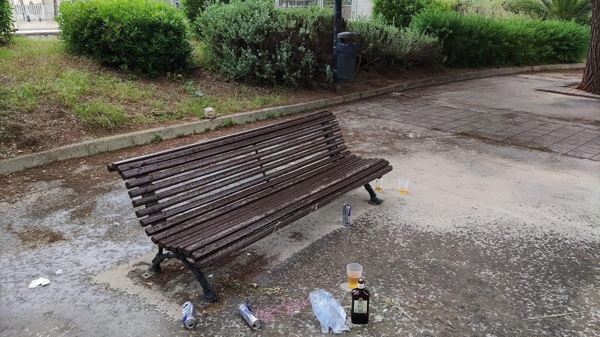 El objetivo es evitar escenas como la que evidencian estos restos de un botellón que tuvo lugar junto al CdT del Grau.