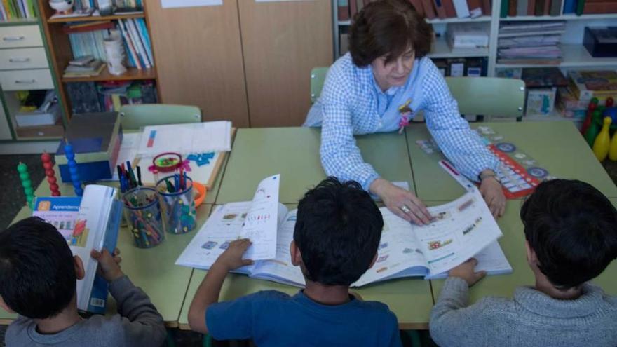 Elena Fernández trabaja con tres niños de 6 y 7 años en el aula de Pedagogía Terapéutica.