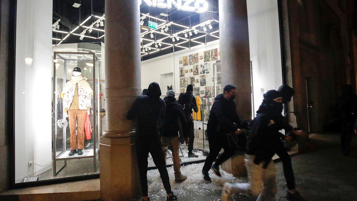 Destrozos en una tienda de la marca Kenzo en Barcelona.