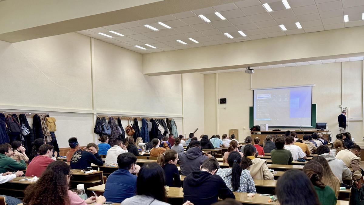 Diversos aspirants fent les proves per accedir a les places de Formació Sanitària Especialitzada