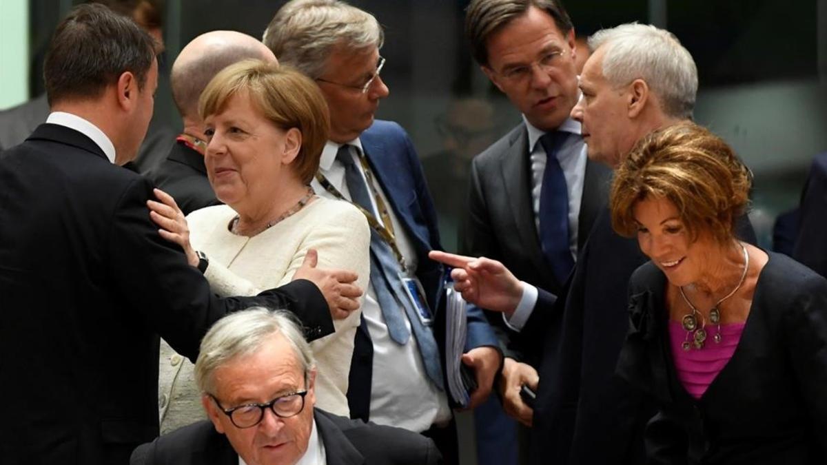 La cancillera Angela Merkel y el luxemburgués Xavier Bettel se saludan entre otros dirigentes europeos.