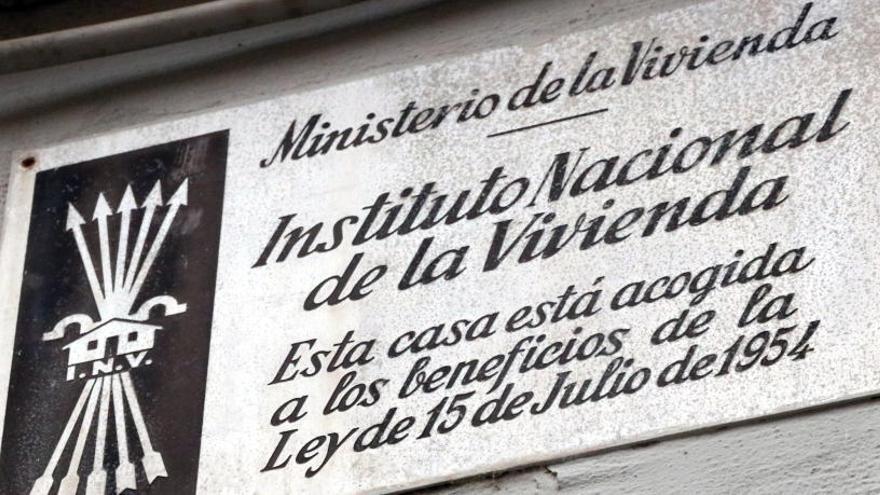 Pla detall d&#039;una placa franquista a l&#039;entrada d&#039;un edifici de Manresa.