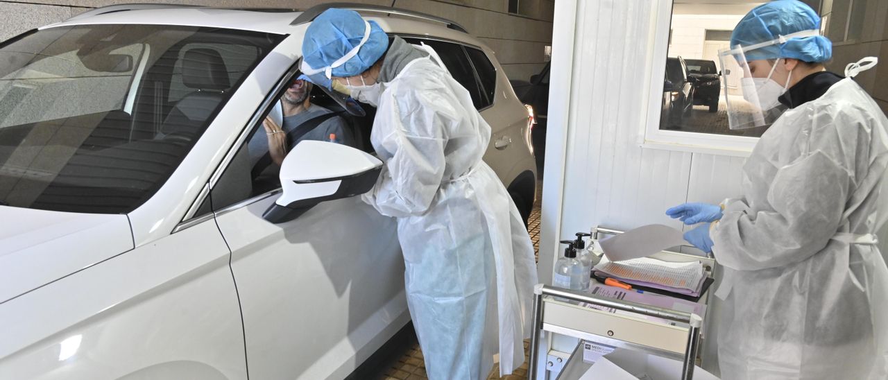 Sanitarias tomando muestras en el autocovid de Gran Vía en Castelló.