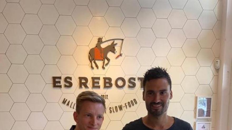 Xavi Ginard posa, en su preseentaciÃ³n con el Baleares, junto a Patrick Messow