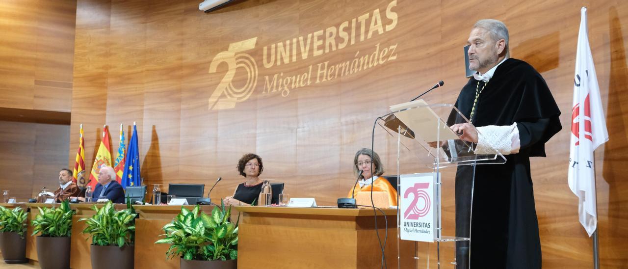 El rector de la UMH, Juan José Ruiz, durante su discurso en la clausura del curso académico.