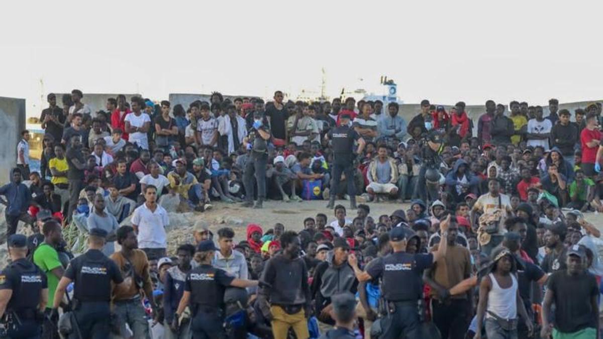 Centenars de migrants romanen a l'exterior del Centre d'Estància Temporal de Ceuta.