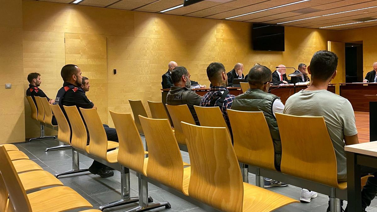 Els acusats, d'esquenes, durant el judici a l'Audiència de Girona.