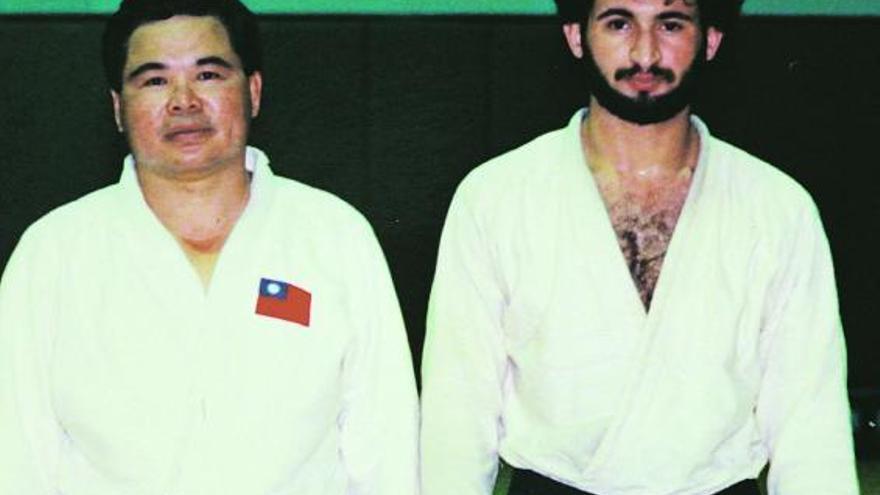 Bin laden, judoka. El entrenador de judo taiwanés Jimmy Wu asegura que el hombre que sale con él en esta foto es Osama bin Laden, a quien afirma haber dado clases a principios de los años ochenta del pasado siglo en Arabia Saudí. El taiwanés dice que lo veía dos o tres veces por semana, pero que perdió el contacto con él después de 1984. / reuters