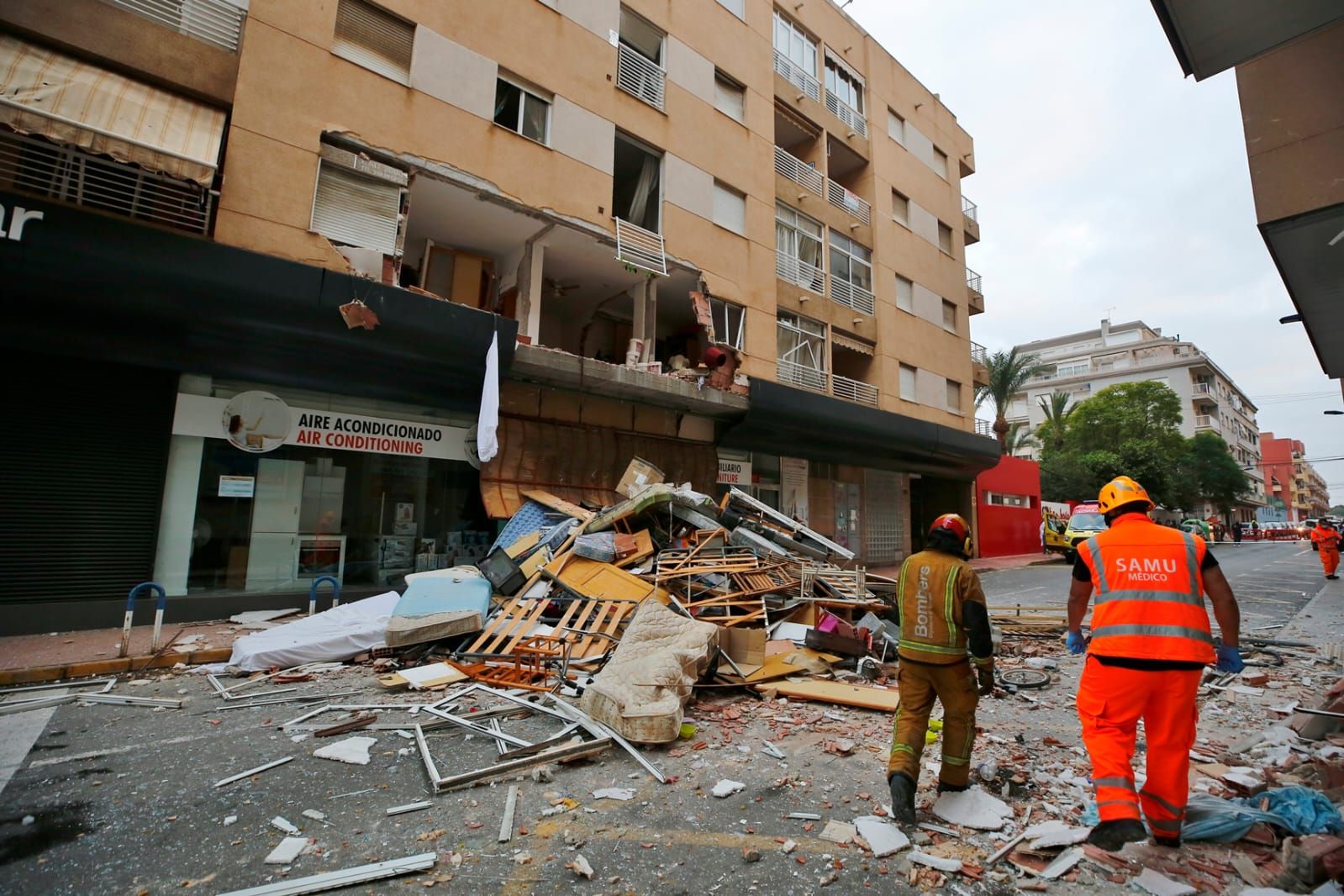 Una gran explosión destroza un edificio de Torrevieja