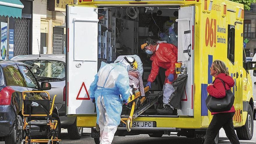 Sanitarios del 061 trasladan al hospital a un paciente. Iñaki Abella