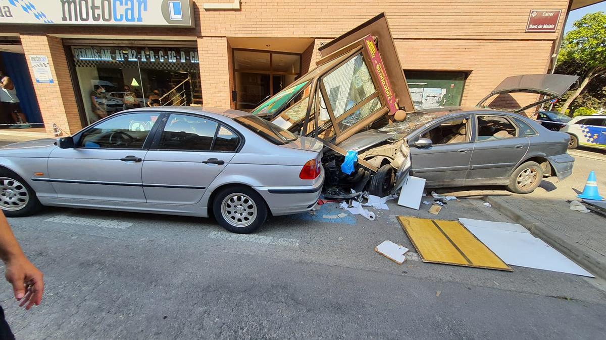 Un coche se empotra contra una caseta de la ONCE en Lleida