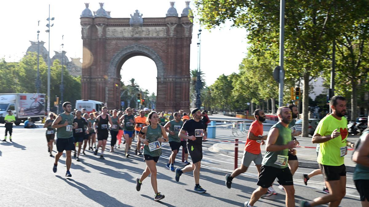 El Arco del Triunfo testigo del paso de la Cursa de la Mercè 2022.