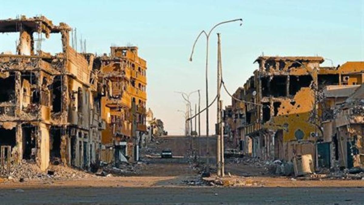Casas destrozadas en una calle del área devastada donde se escondía Gadafi, ayer en Sirte.