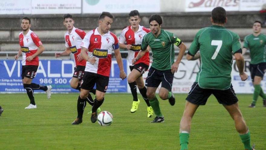 Adrián Camiño conduce un balón en el encuentro de la primera vuelta ante el Ordes. // Noé Parga