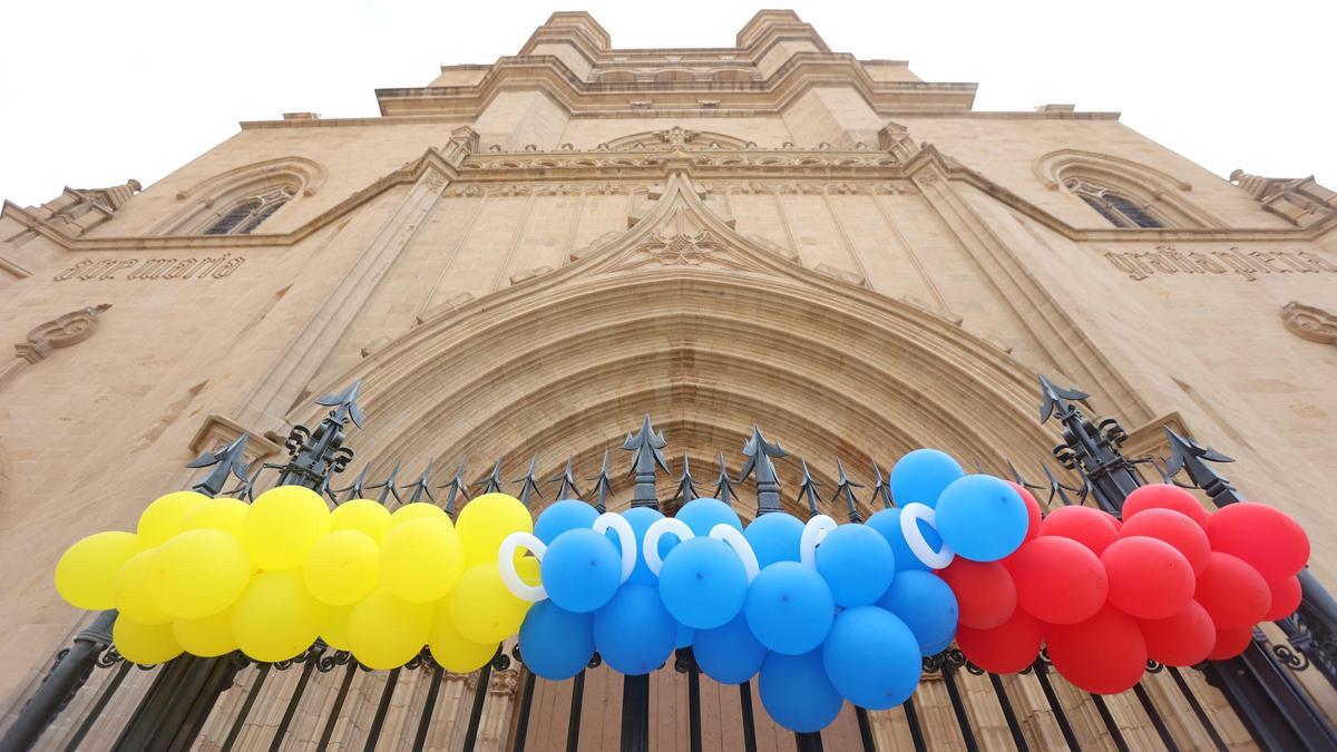 Globos que forman la bandera de Venezuela en la puerta de la Concatedral de Santa María.