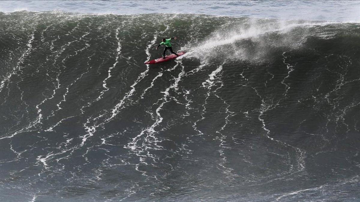 Un surfista durante una competición