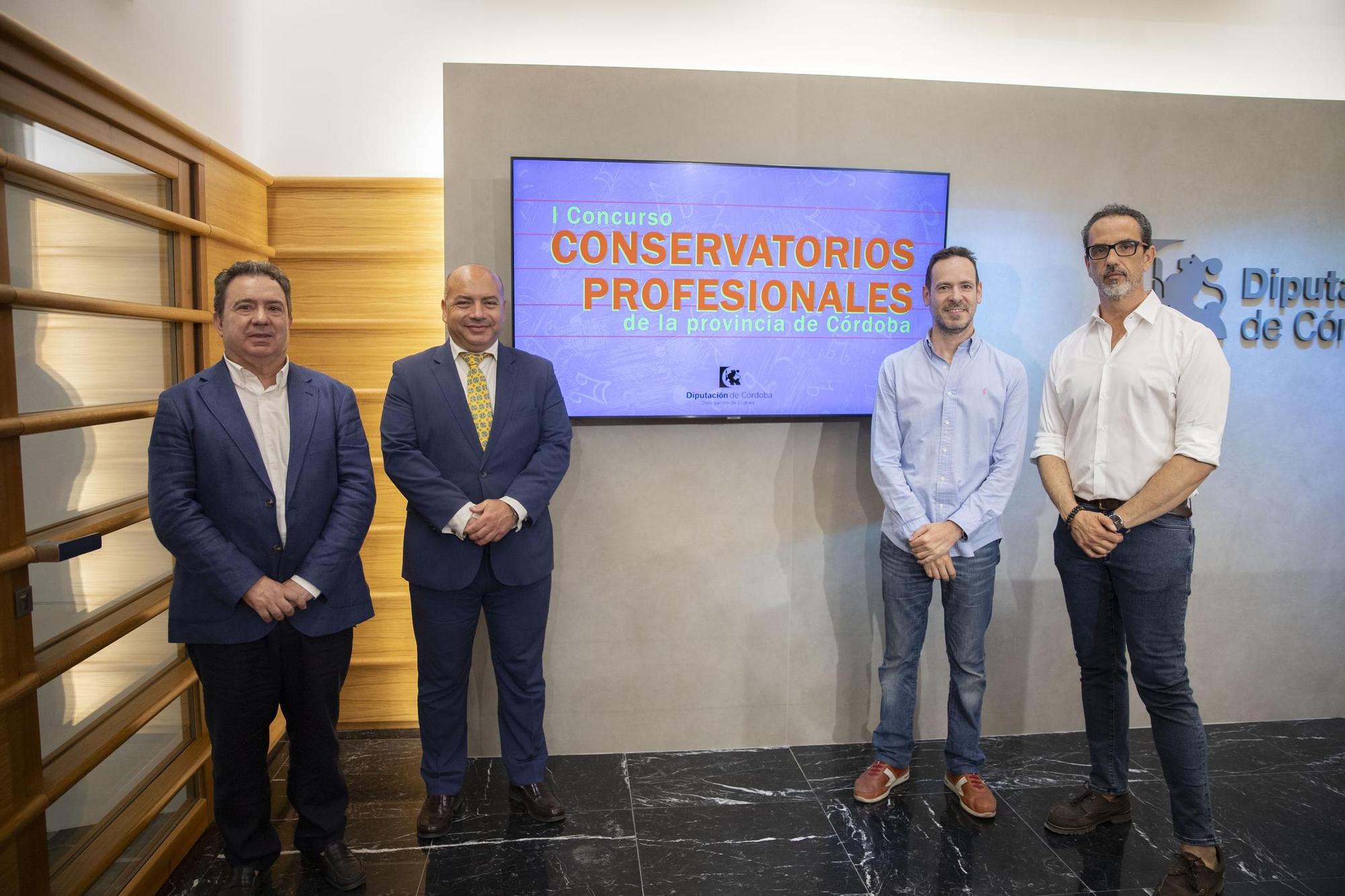 El delegado de Cultura de la Diputación de Córdoba, Gabriel Duque, junto a responsables de los Conservatorios Profesionales de Música de la provincia.