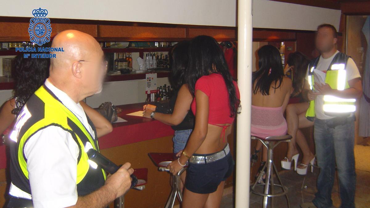 Agentes de Policía, durante una operación contra la explotación sexual de mujeres