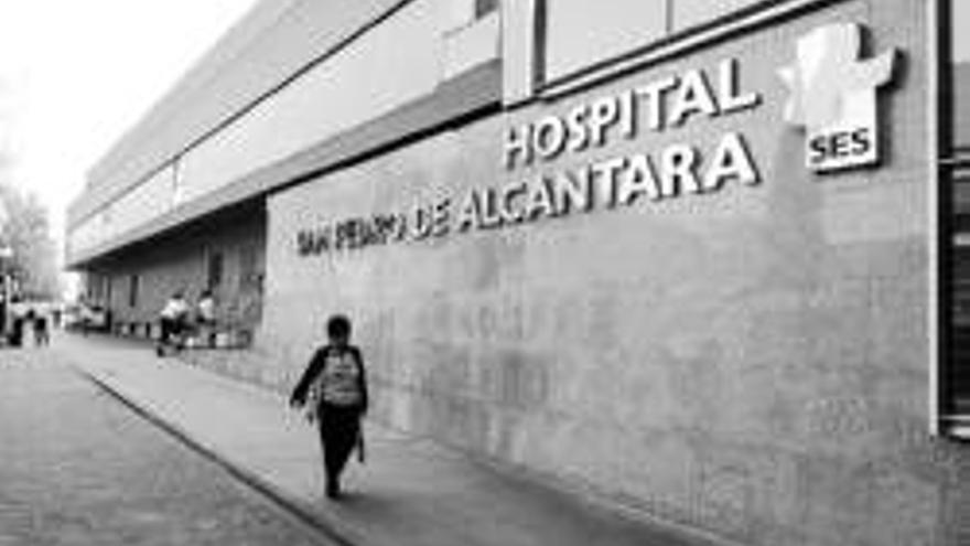 El hospital deriva operaciones de niños a Badajoz por falta de personal