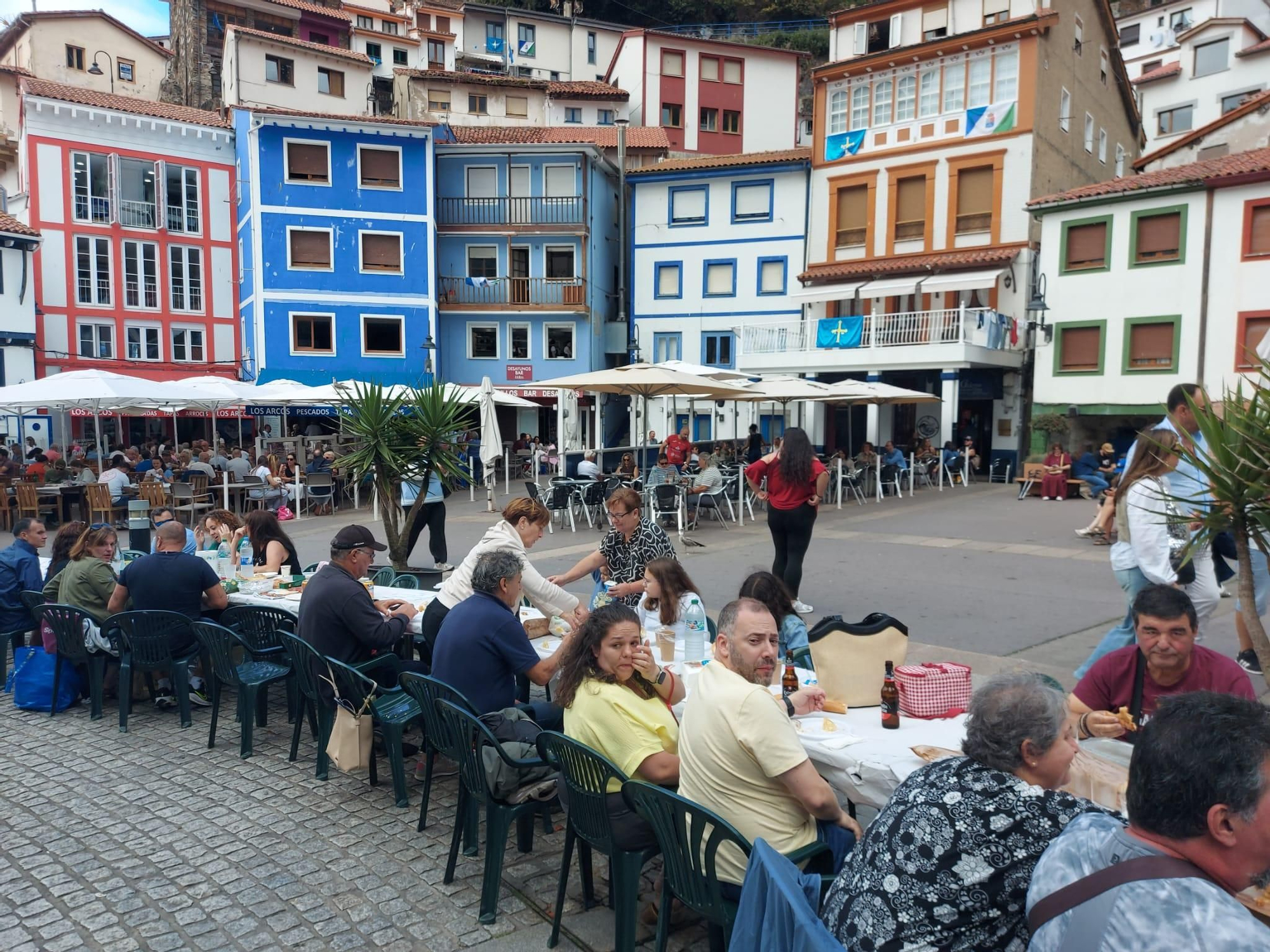 En imágenes: En imágenes: Más de 1.200 personas participan en la tercera comida en la calle de Cudillero