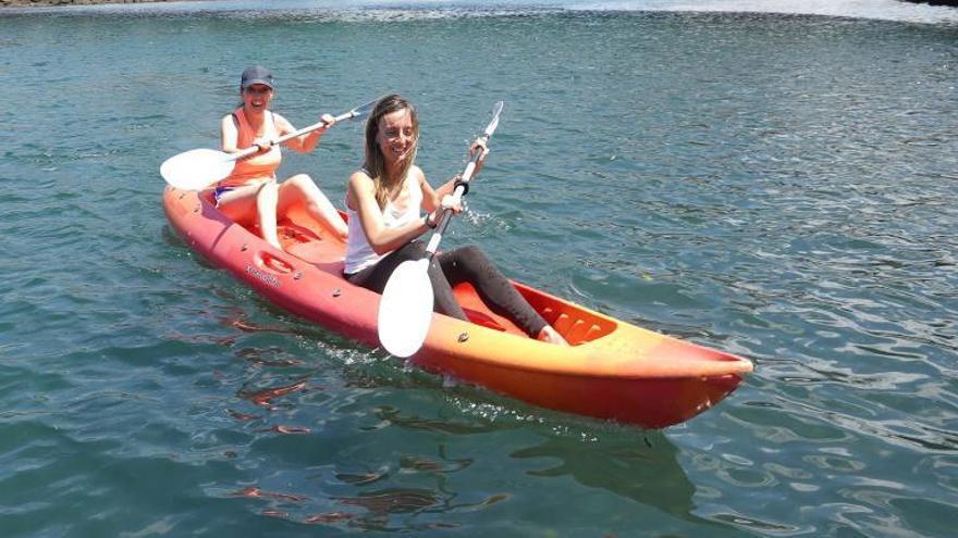 Paloma Castro, en el paseo en piragua realizado ayer por el río Lérez. |   // FDV