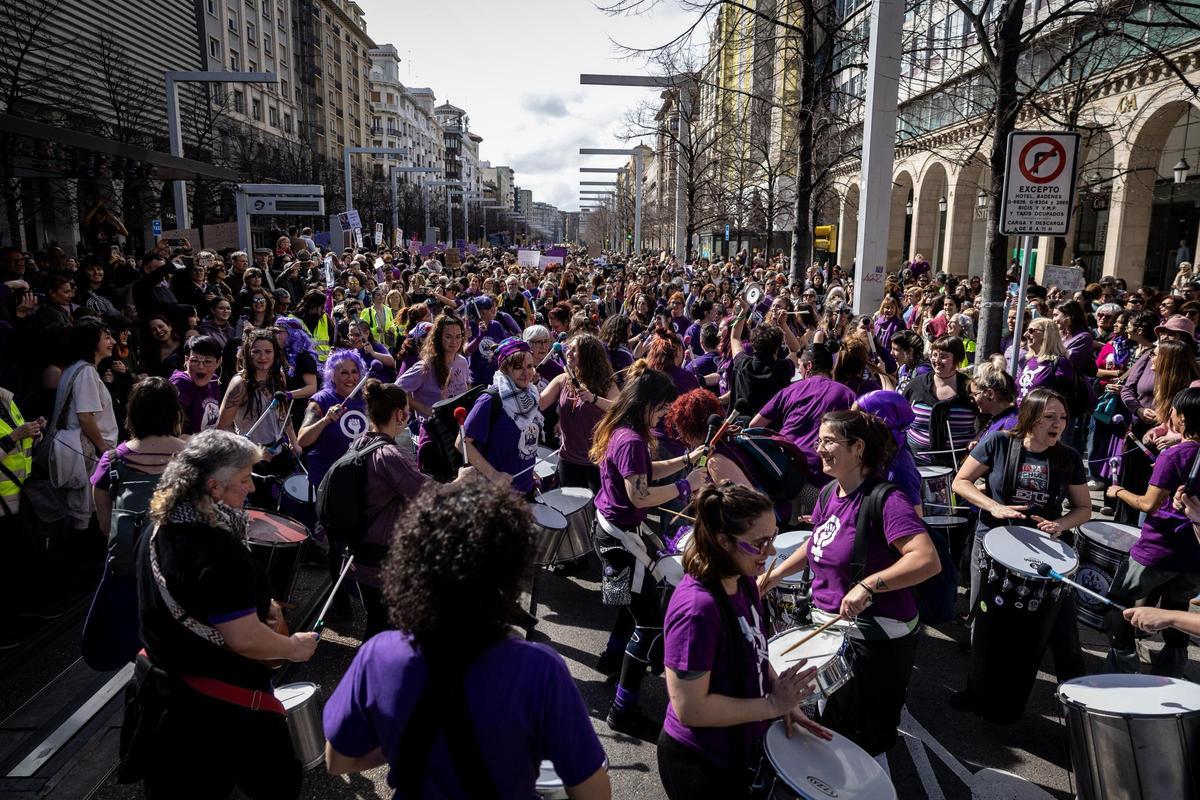 En imágenes | La marea feminista viste de morado el centro de Zaragoza por el 8M