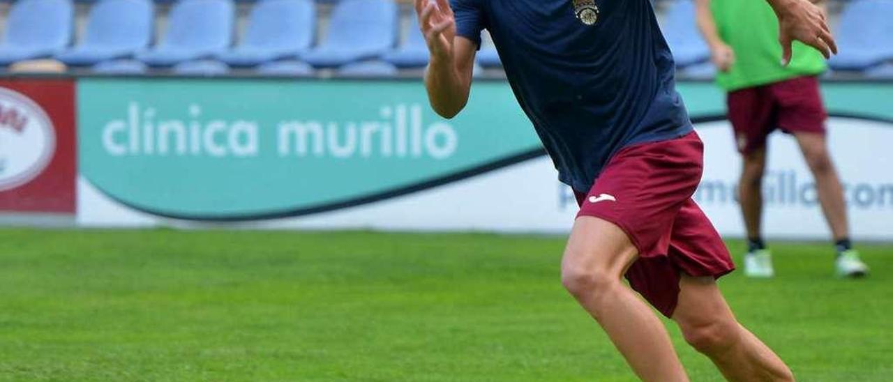 Jesús Berrocal, durante un entrenamiento con el Pontevedra en Pasarón. // G. Santos