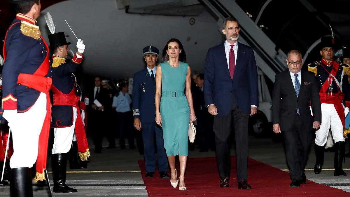 Los Reyes tardan una hora en bajar de su avión a su llegada a Argentina