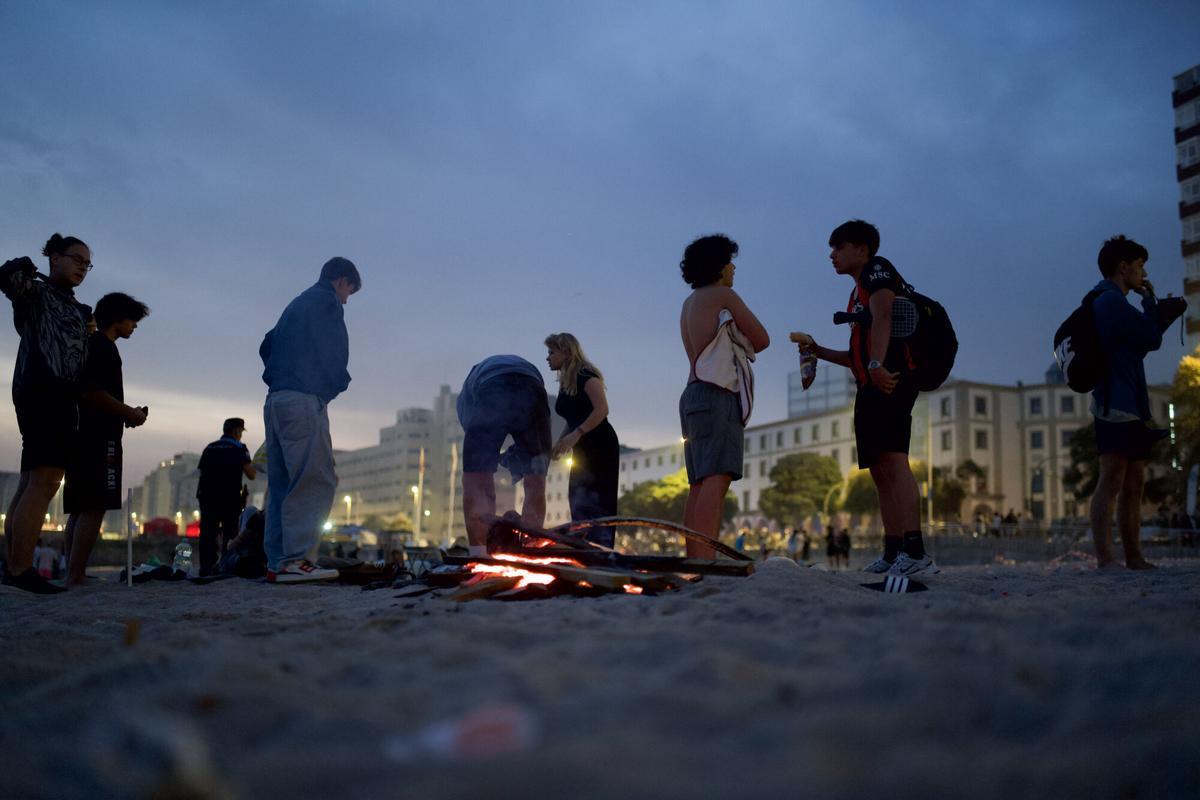 Más de 200.000 personas celebraron San Juan en una noche sin incidencias destacadas, con menos intoxicaciones etílicas y la mitad de basura en las playas que hace un año. Más de 200.000 personas celebraron San Juan en una noche sin incidencias destacadas, con menos intoxicaciones etílicas y la mitad de basura en las playas que hace un año.