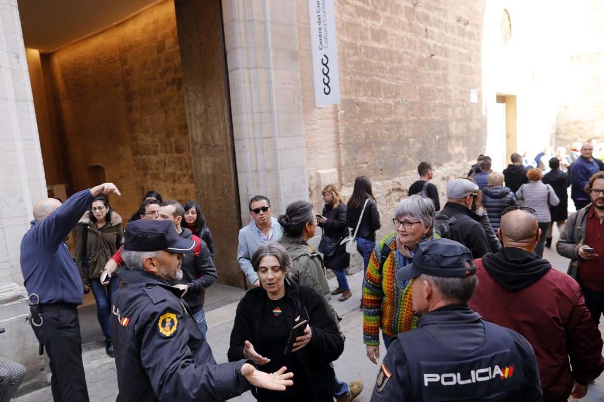 Aglomeración en la conferencia de Mujica en València