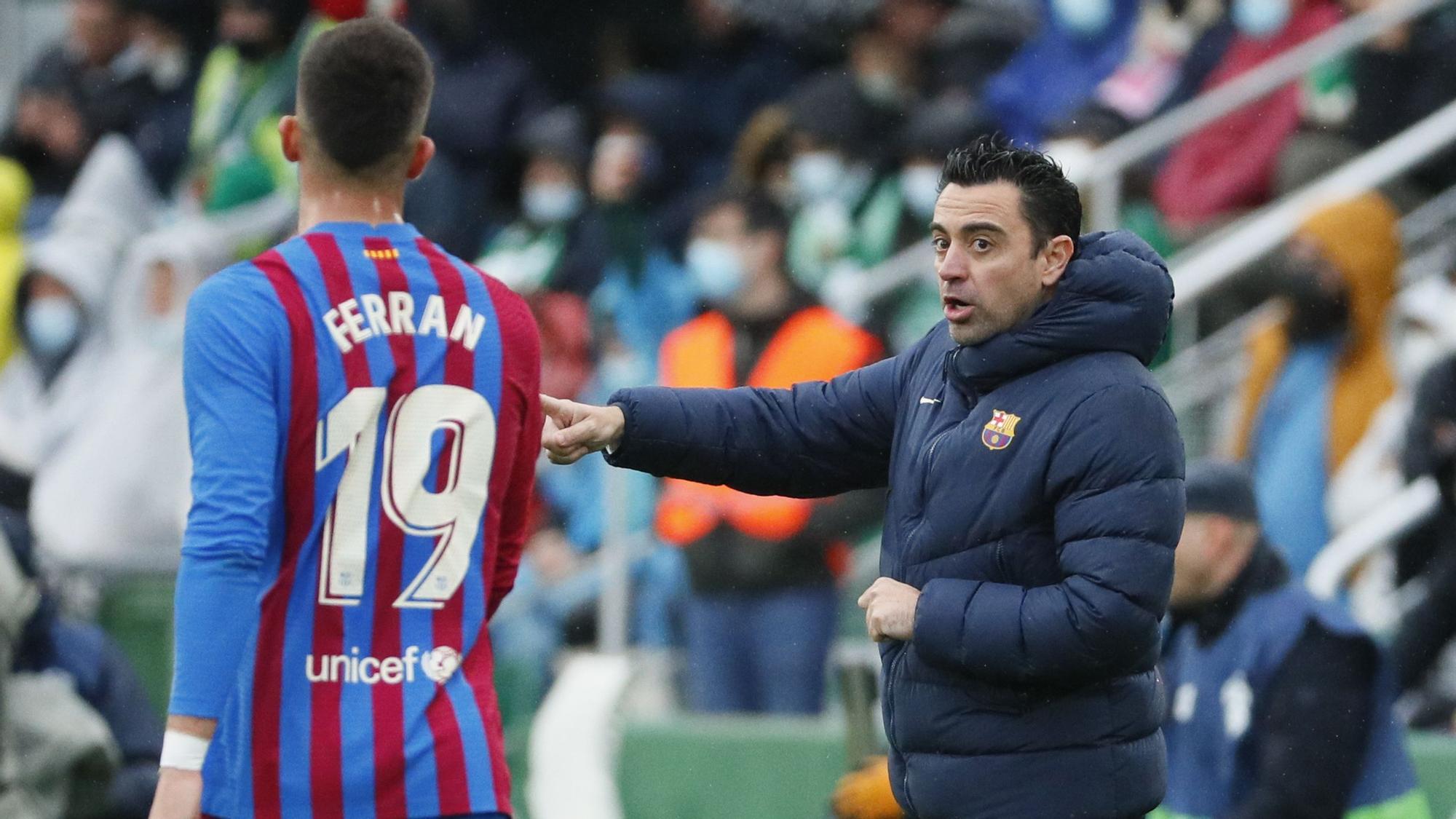 Xavi Hernández, da instrucciones a Ferran Torres durante el partido de la jornada 27 de Liga en Primera División, que se juega hoy domingo en el estadio Martínez Valero en Elche