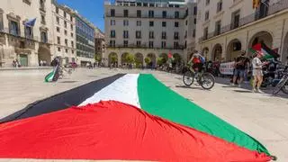 Alicante se sube a la bici para protestar contra la guerra en Gaza