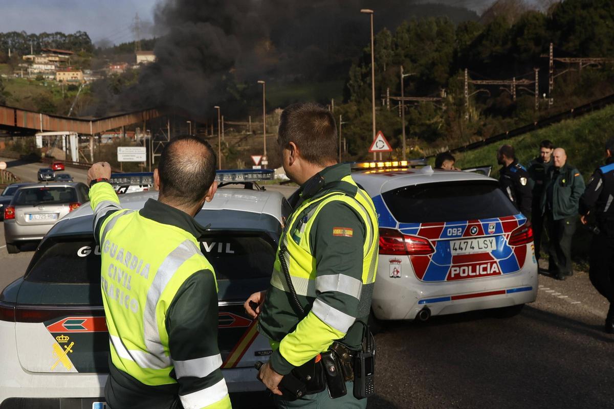El despliegue policial en Gijón por un incendio en una de las cintas de carbón de Veriña, en imágenes