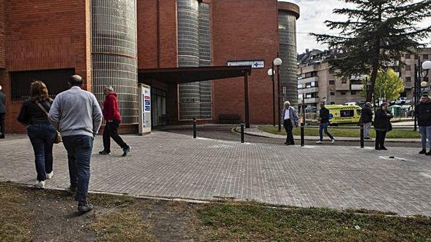 Pacientes acuden a las instalaciones de Santa Elena en el primer día de realojo de Parada del Molino.