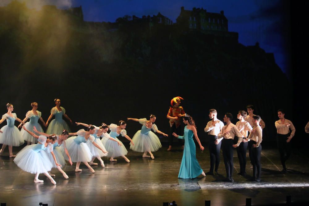 El Teatro Cervantes acoge la versión escénica de Alicia en el país de las maravillas y El lago de los cisnes, este último coreografiado por Valentina Letova