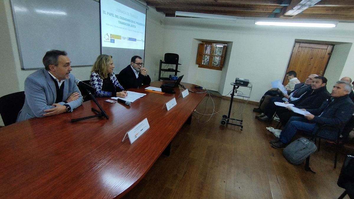 Berlarmina Díaz, en el centro, junto a Carlos García, director de FAEN, a la izquierda, y el alcalde de Langreo, Rberto García, a la derecha de la imagen