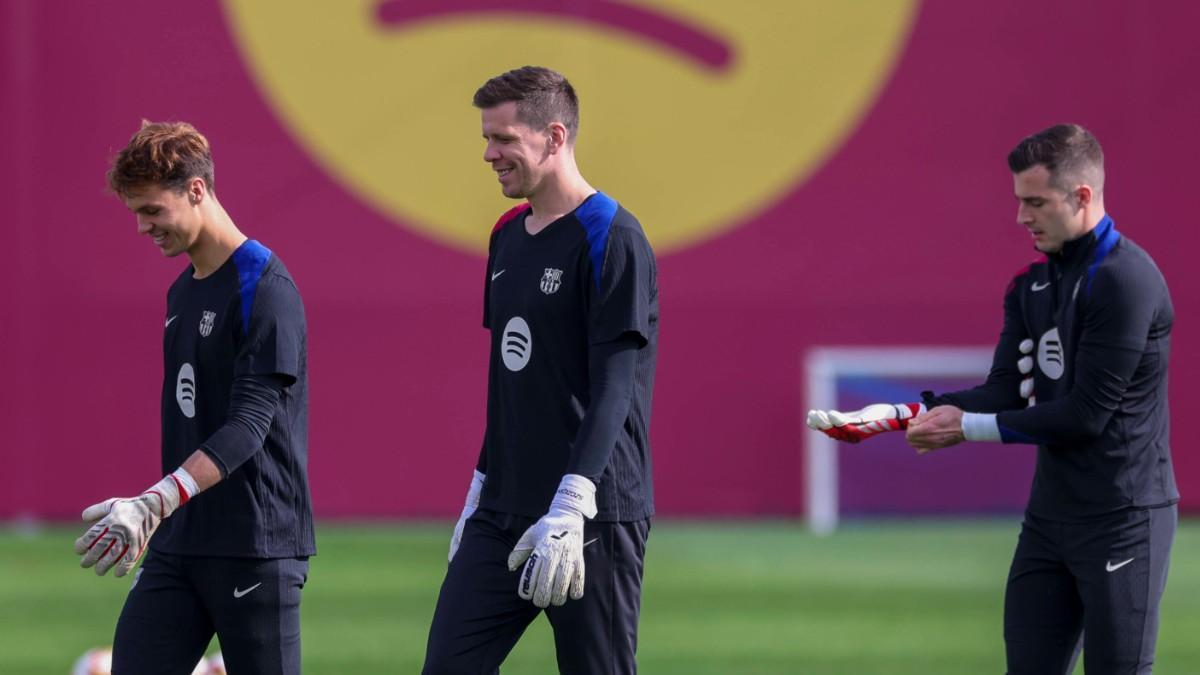 La plantilla azulgrana se ejercita en la primera sesión de entrenamiento del día