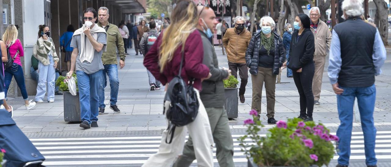 Gente paseando por la calle Mesa y López de la capital grancanaria.