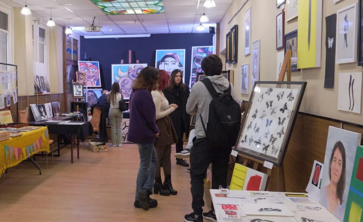 En la asociación cultural Andén I se muestran obras de ocho artistas. |