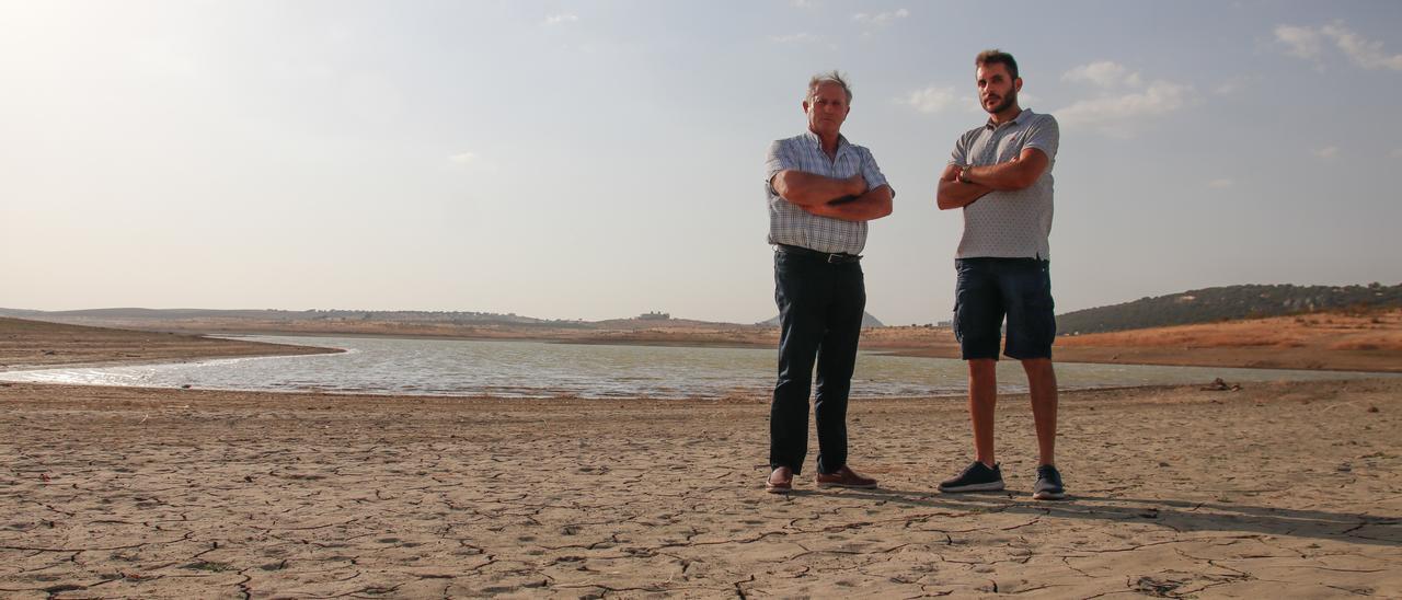 Antonio Martínez y su hijo, Juan Antonio, en el embalse de Alange, afectado por la sequía