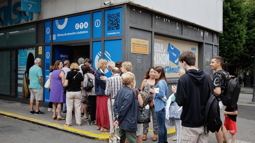 Colas en Gijón para conseguir la tarjeta Conecta tras los cambios de tarifas de Emtusa