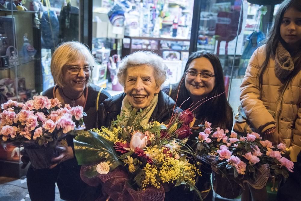 Festa sorpresa per homenatjar una comerciant que ha fet història a Manresa