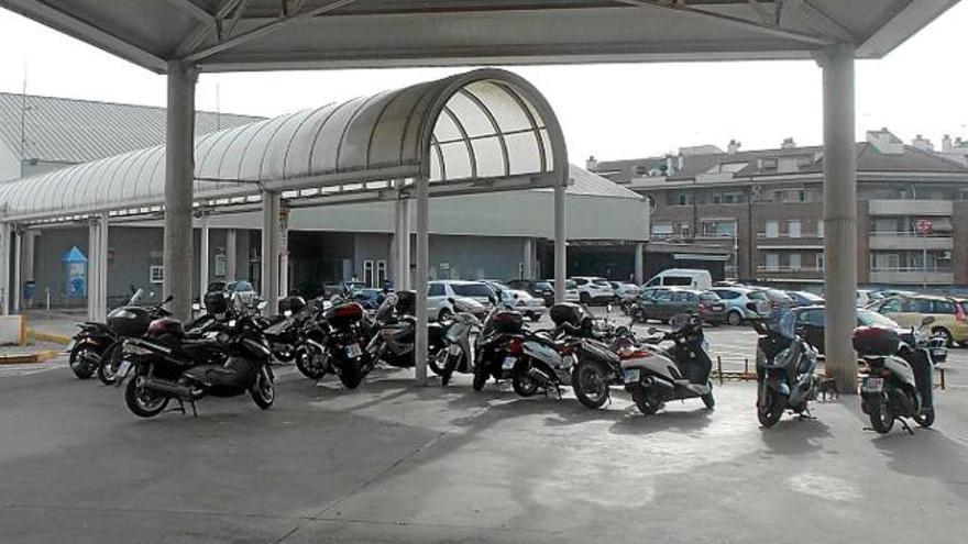 Una vintena de motos aparcades sobre la vorera, ahir al matí