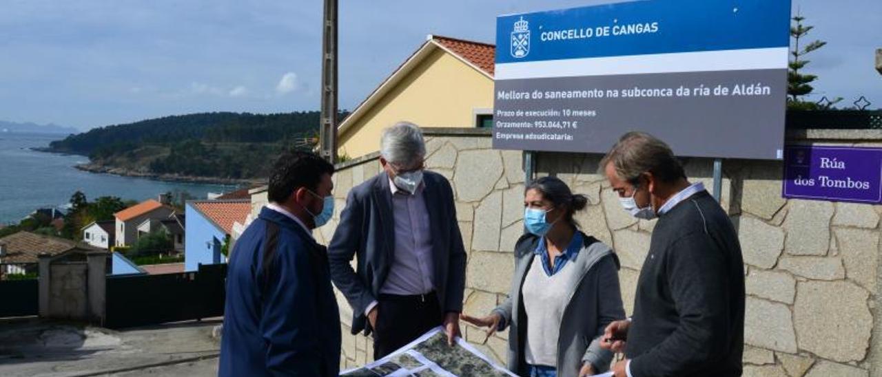 La alcaldesa y representantes de la UTE revisan el proyecto, ayer, ante el cartel de obras en Liméns.   | // G.NÚÑEZ