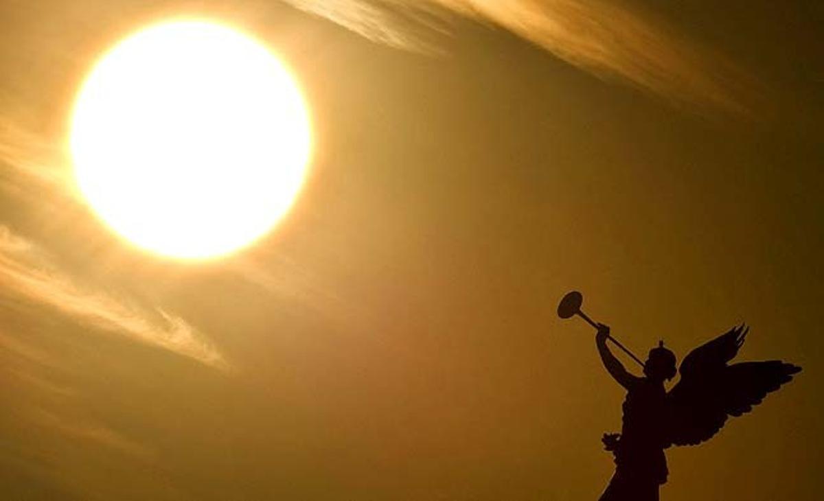 L’escultura Fama, que decora el punt més alt de l’Acadèmia de Belles Arts de Dresden (Alemanya), fotografiada al fer-se de dia.